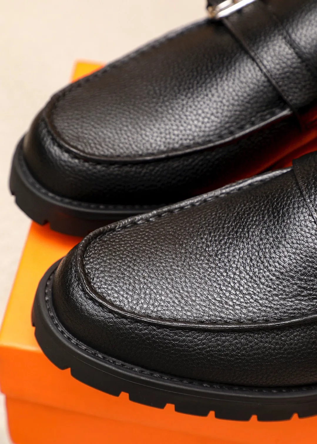 Men's shoes 💰460 💐 Product trademark: HERMES "Hermès" casual leather shoes Regular size: 39-44 (38.45🉑️customized) Product materials: Selected imported first-layer pebbled cowhide leather upper + classic hardware buckle, imported water-dyed 🐂 cowhide lining. Strong three-dimensional visual effect, non-slip and wear-resistant rubber outsole Color: 2⃣️colors available